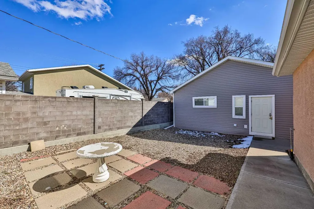 1817 1a Avenue N Lethbridge AB T1H 0A9