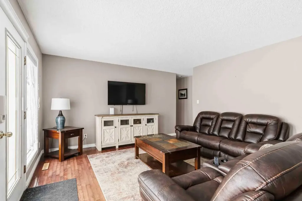 18 Clark Crescent Fort Mcmurray AB T9H 1M8