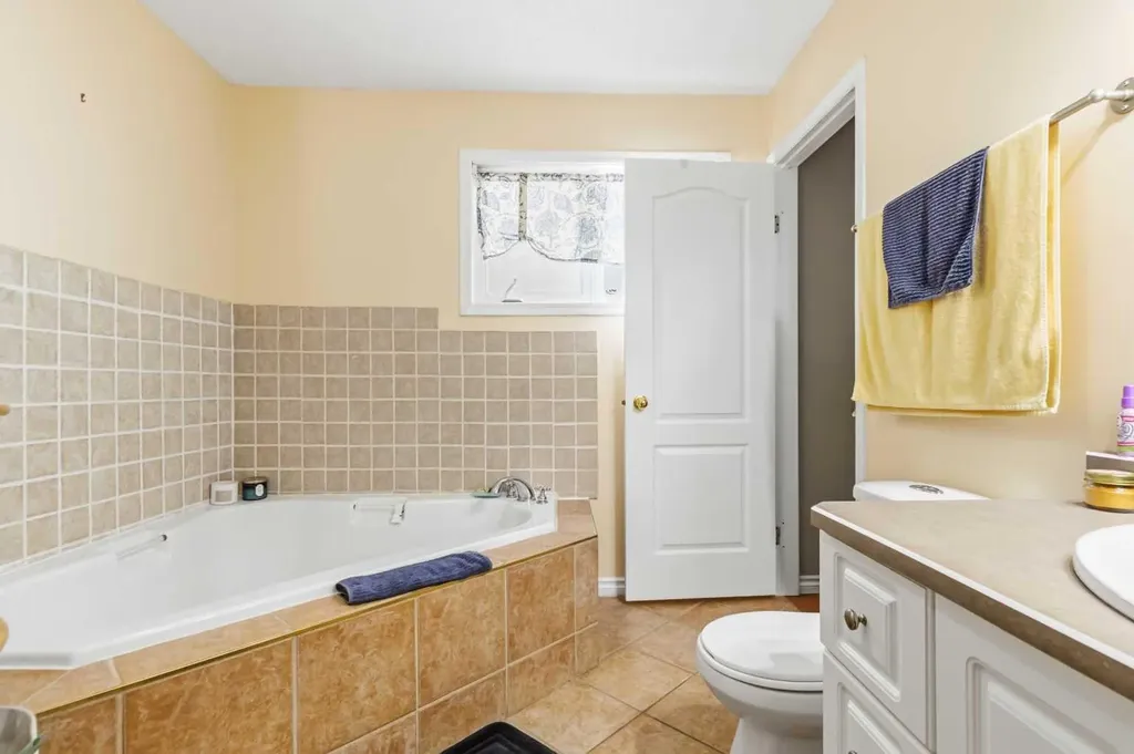 18 Clark Crescent Fort Mcmurray AB T9H 1M8