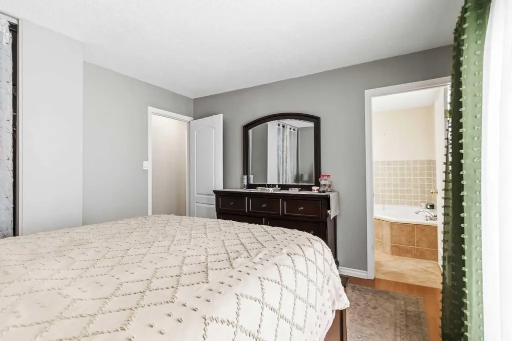 18 Clark Crescent Fort Mcmurray AB T9H 1M8
