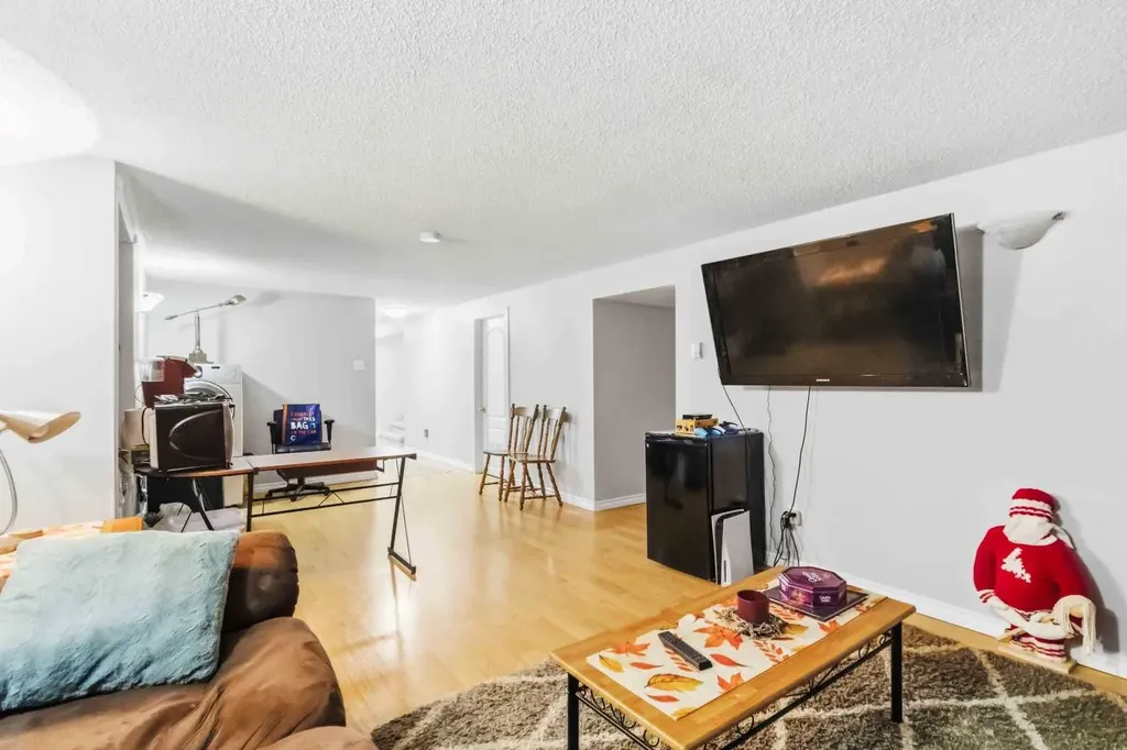 18 Clark Crescent Fort Mcmurray AB T9H 1M8