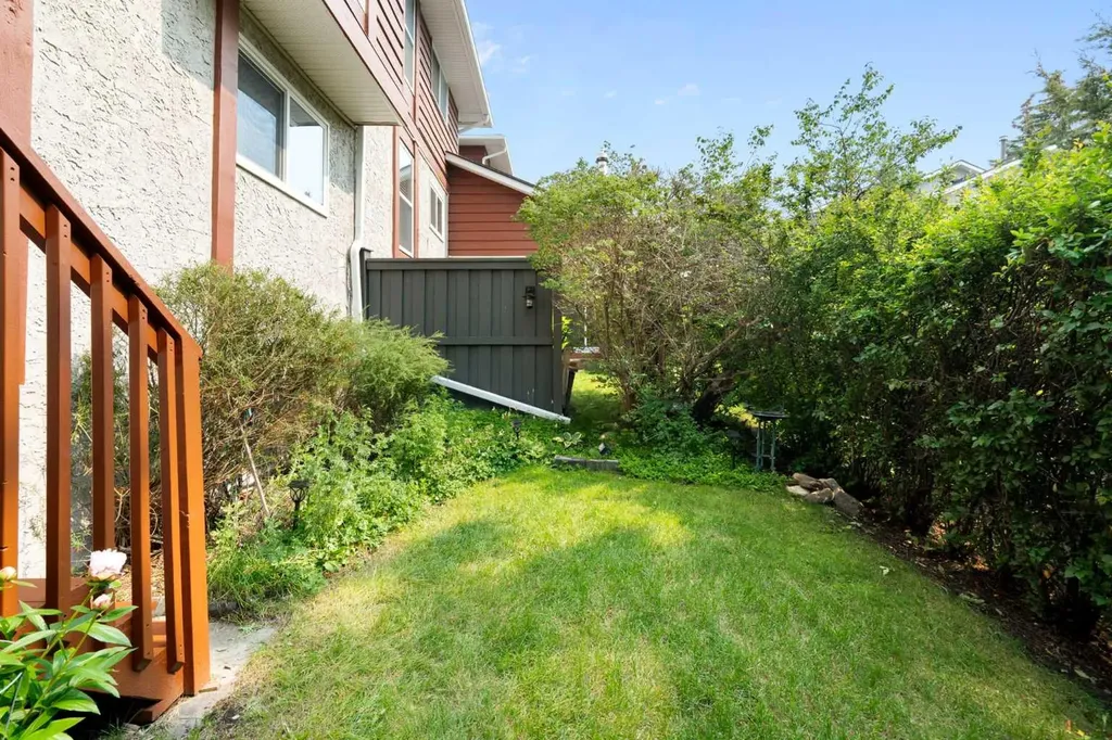 6915 Ranchview Drive NW Calgary AB T3G 1R8