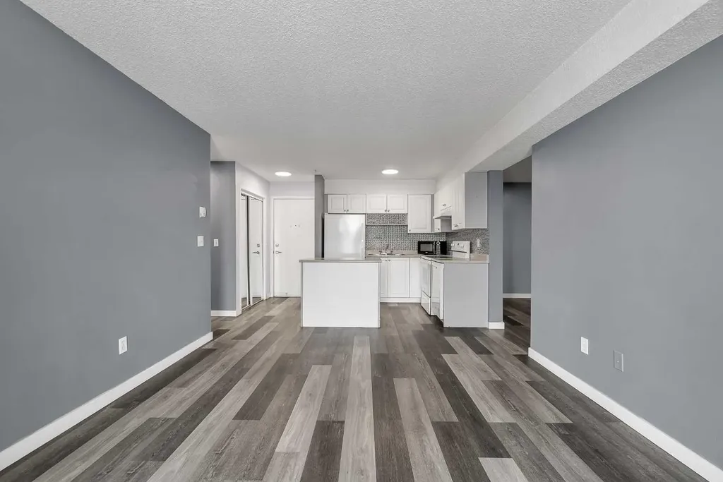 1717 60 Street SE Calgary AB T2A 7Y7
