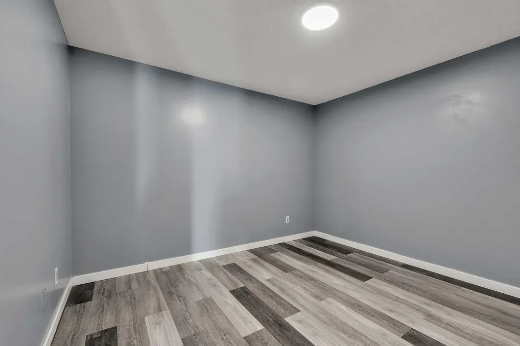 1717 60 Street SE Calgary AB T2A 7Y7