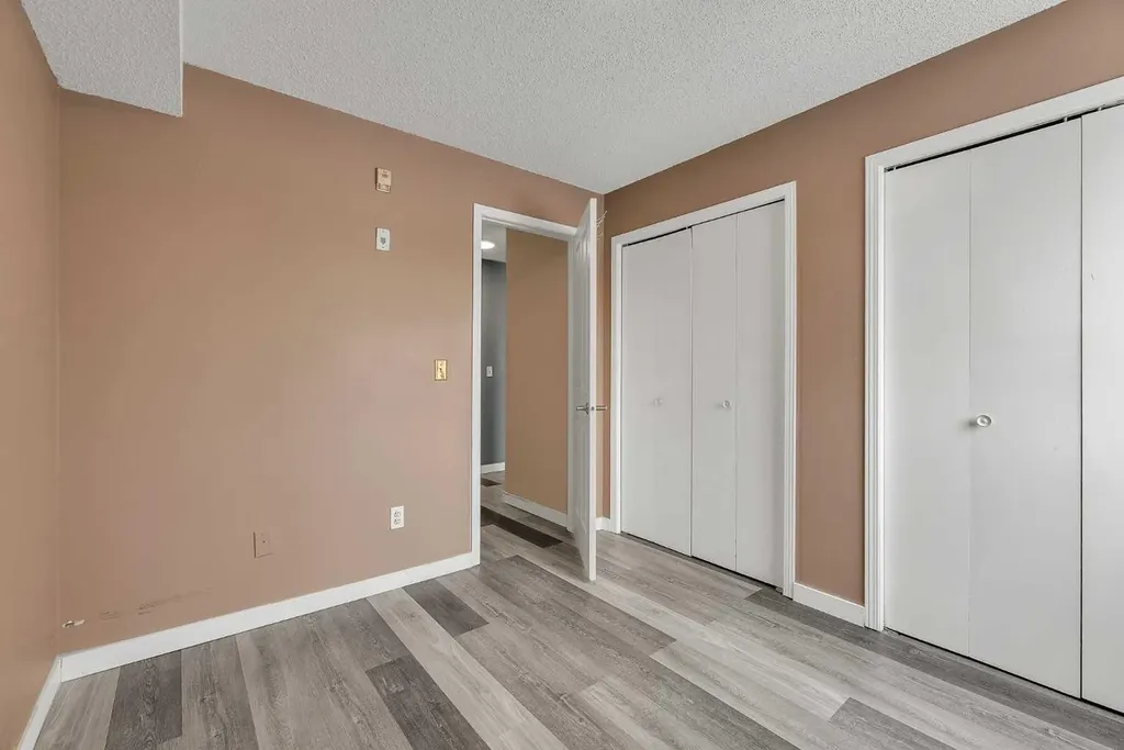 1717 60 Street SE Calgary AB T2A 7Y7