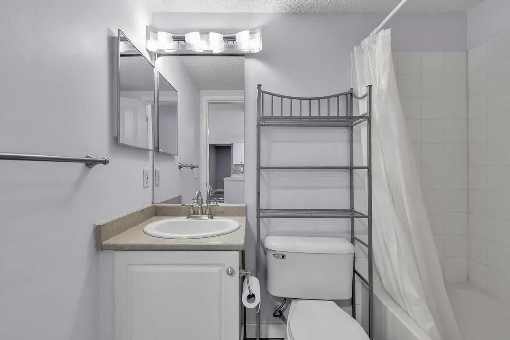 1717 60 Street SE Calgary AB T2A 7Y7