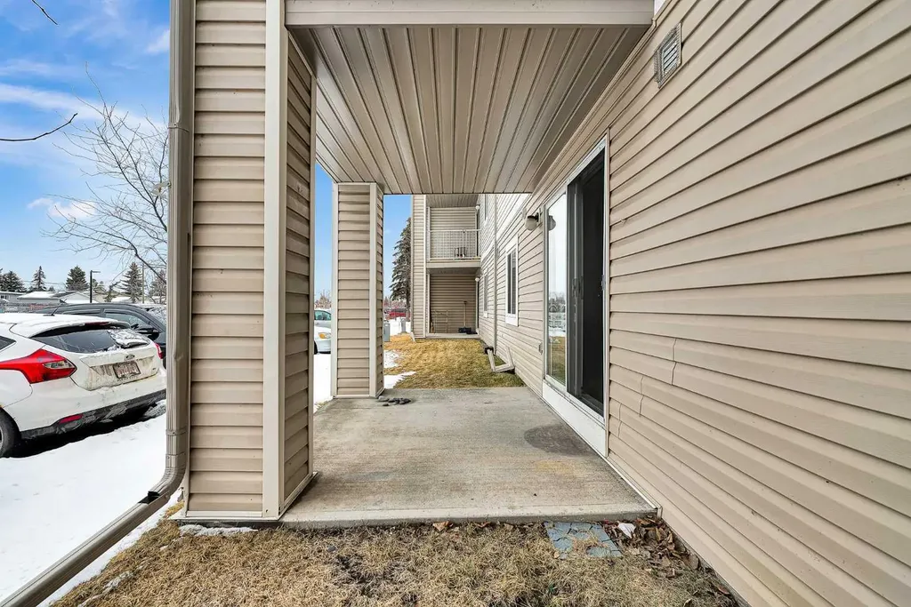 1717 60 Street SE Calgary AB T2A 7Y7