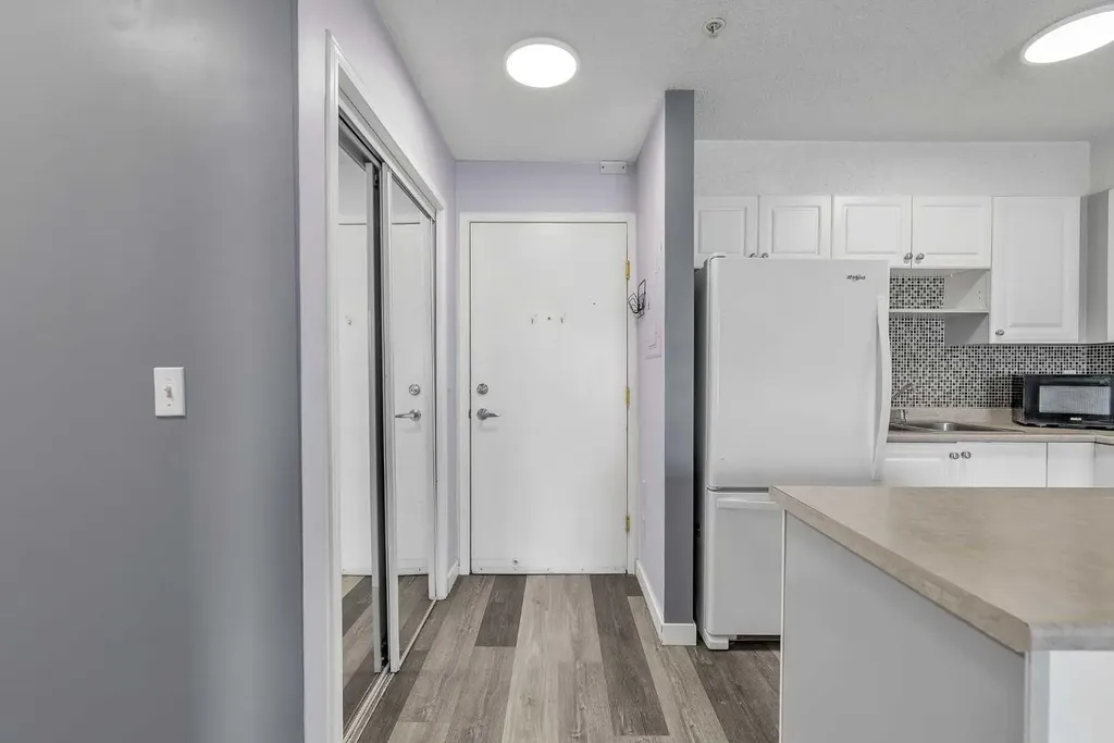 1717 60 Street SE Calgary AB T2A 7Y7