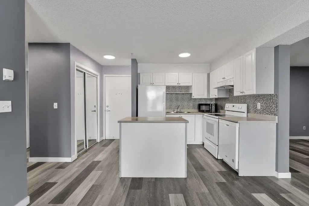 1717 60 Street SE Calgary AB T2A 7Y7