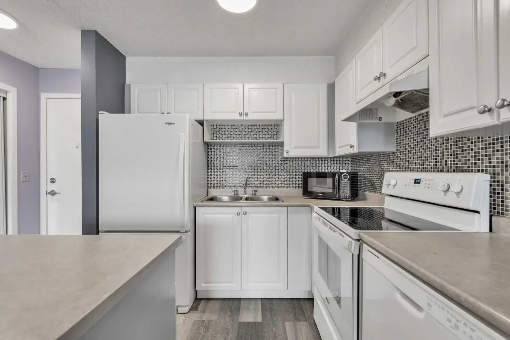 1717 60 Street SE Calgary AB T2A 7Y7
