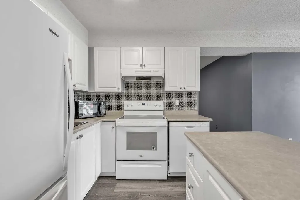 1717 60 Street SE Calgary AB T2A 7Y7