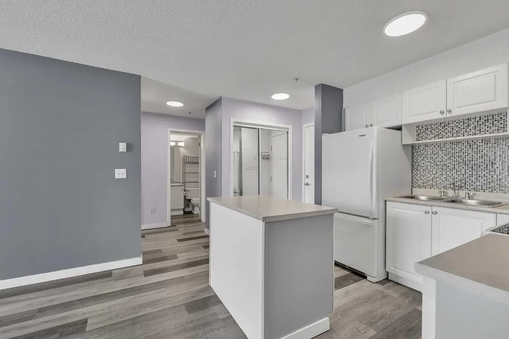 1717 60 Street SE Calgary AB T2A 7Y7