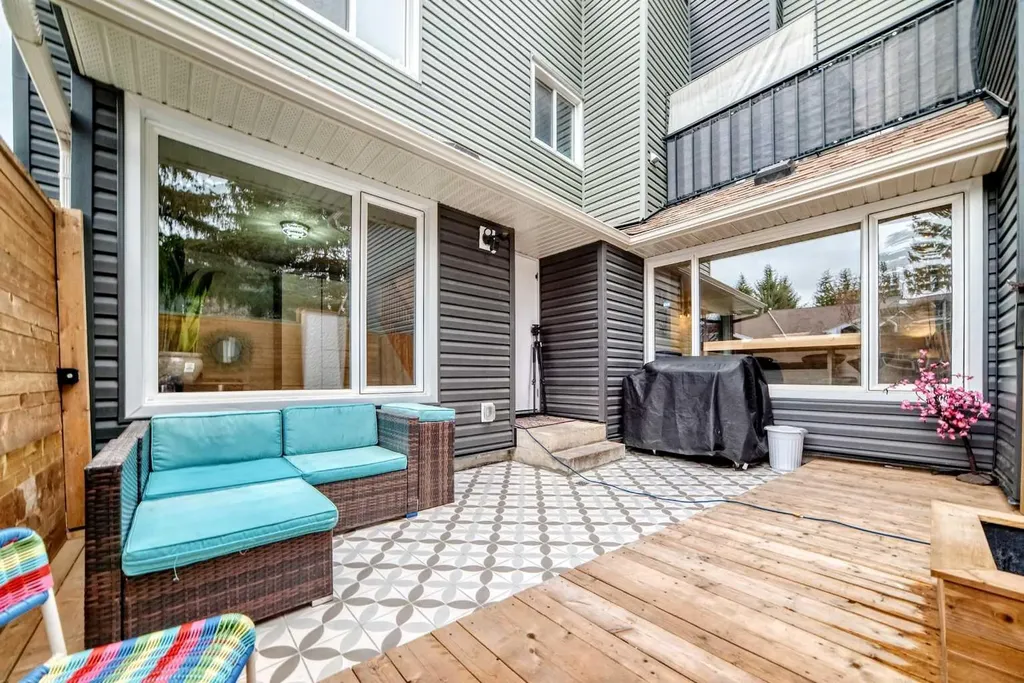 36 Glamis Green SW Calgary AB T3E6V1
