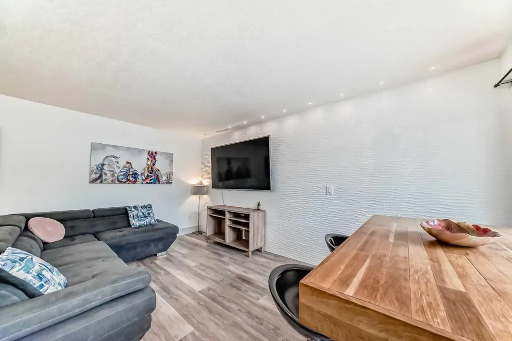 36 Glamis Green SW Calgary AB T3E6V1