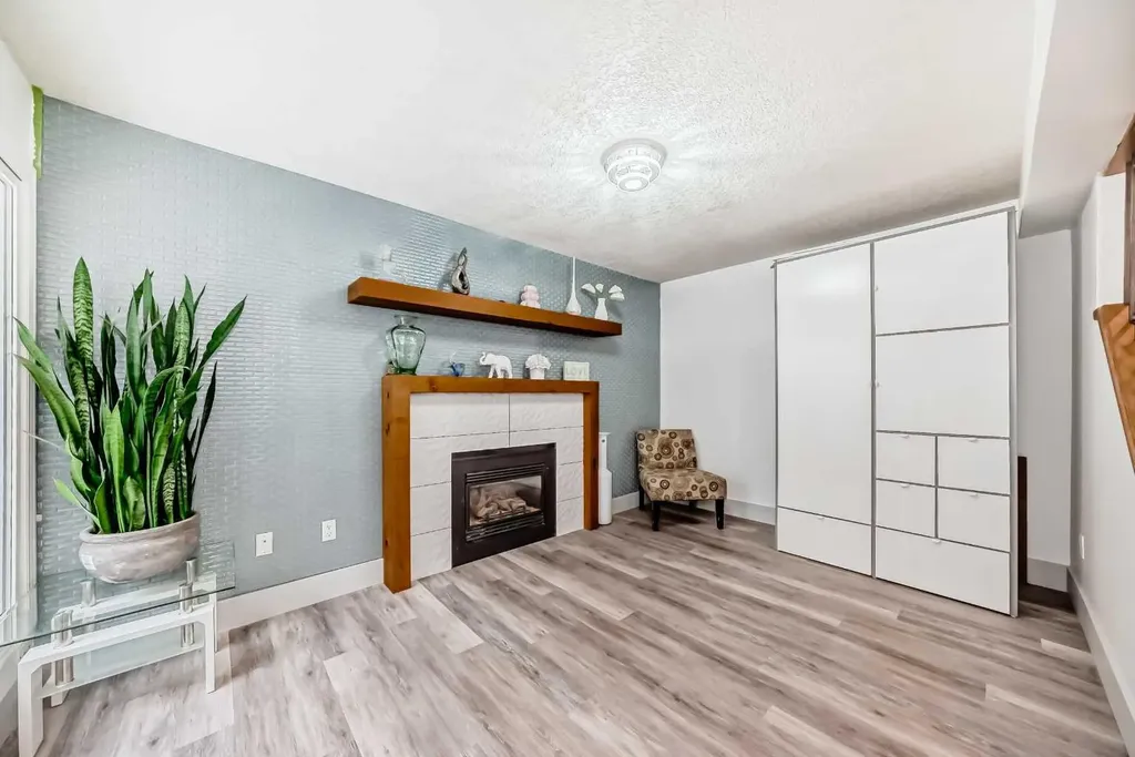 36 Glamis Green SW Calgary AB T3E6V1