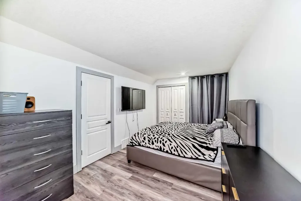 36 Glamis Green SW Calgary AB T3E6V1
