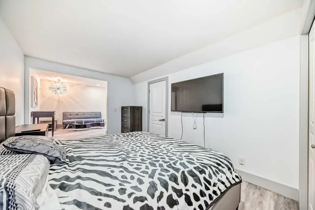 36 Glamis Green SW Calgary AB T3E6V1