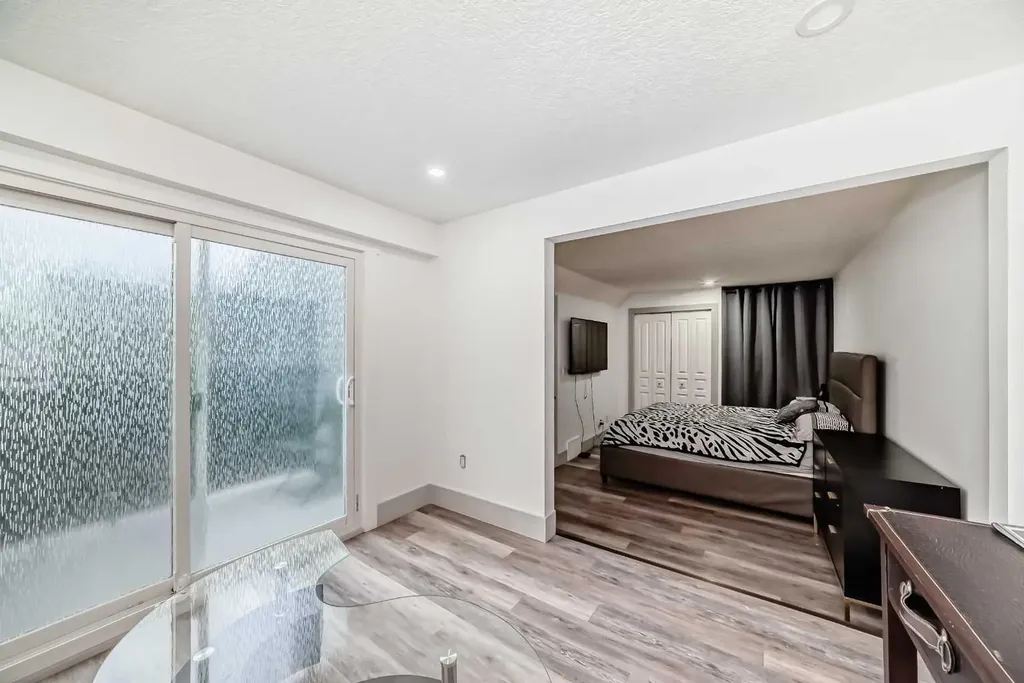 36 Glamis Green SW Calgary AB T3E6V1