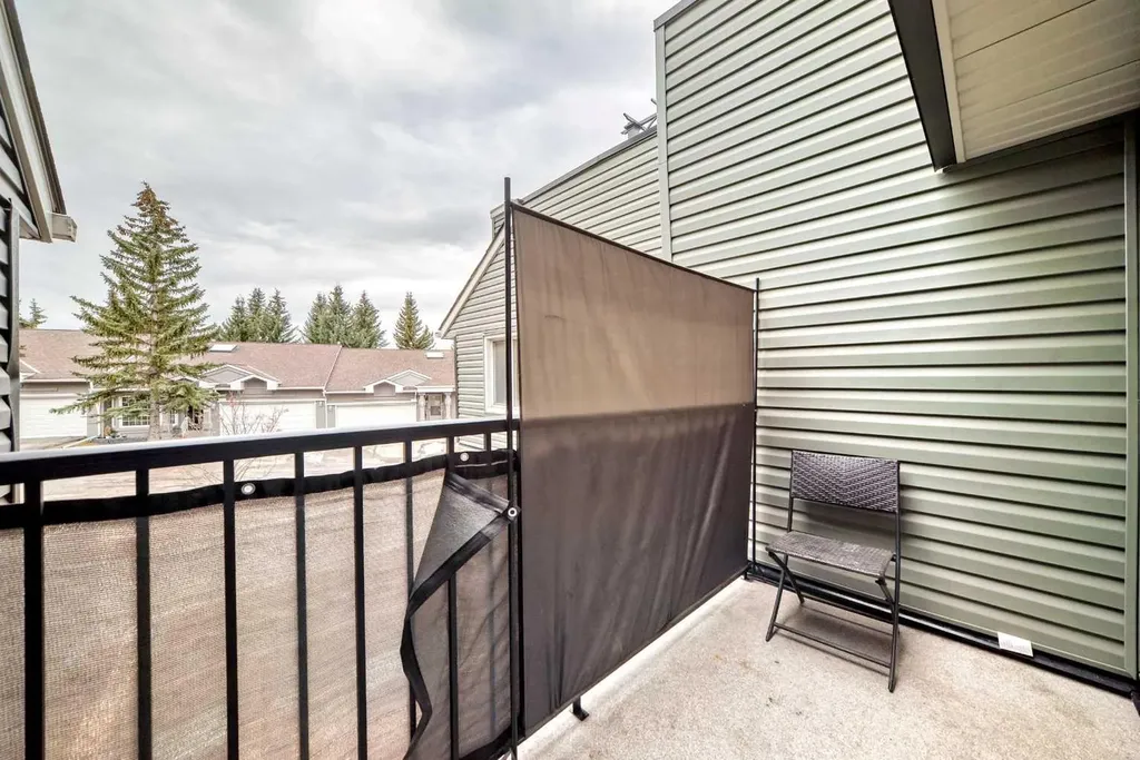 36 Glamis Green SW Calgary AB T3E6V1