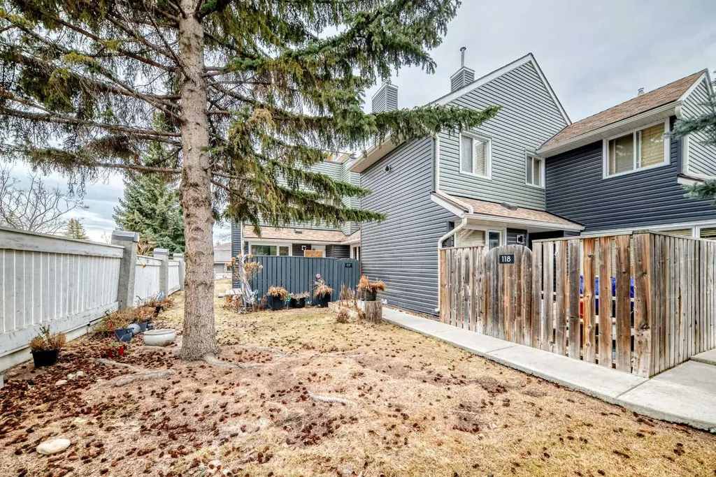 36 Glamis Green SW Calgary AB T3E6V1