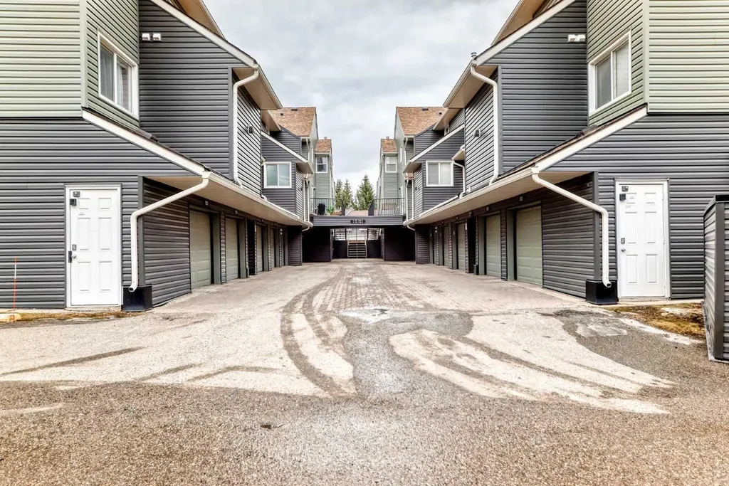 36 Glamis Green SW Calgary AB T3E6V1