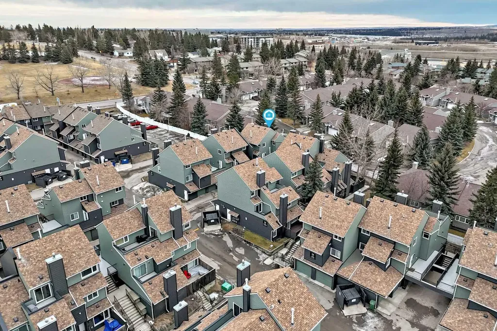 36 Glamis Green SW Calgary AB T3E6V1