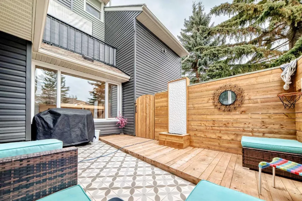 36 Glamis Green SW Calgary AB T3E6V1