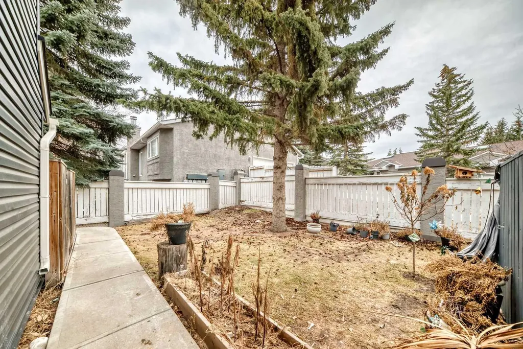 36 Glamis Green SW Calgary AB T3E6V1