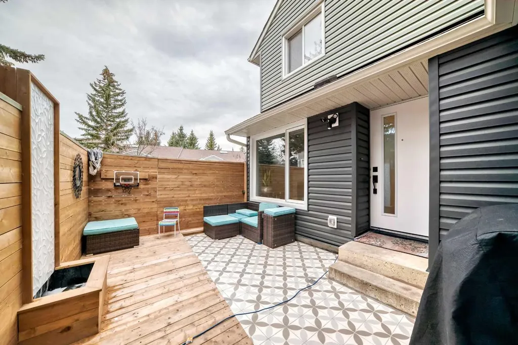 36 Glamis Green SW Calgary AB T3E6V1