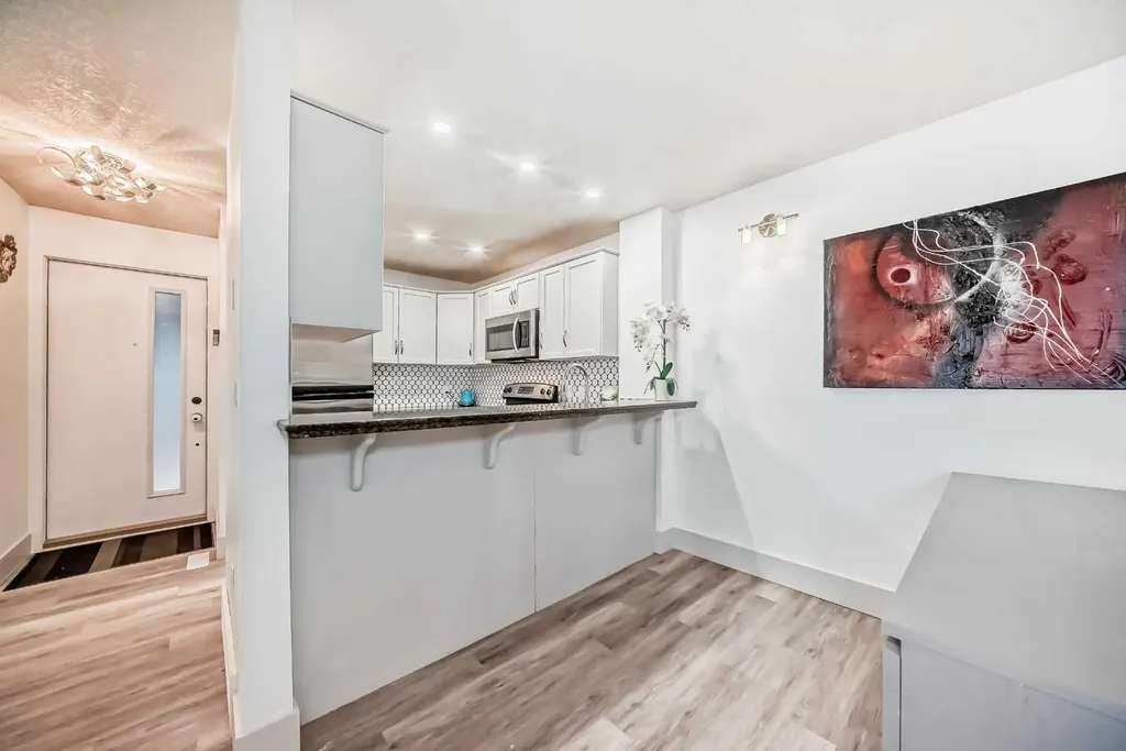 36 Glamis Green SW Calgary AB T3E6V1