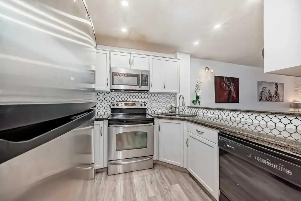 36 Glamis Green SW Calgary AB T3E6V1