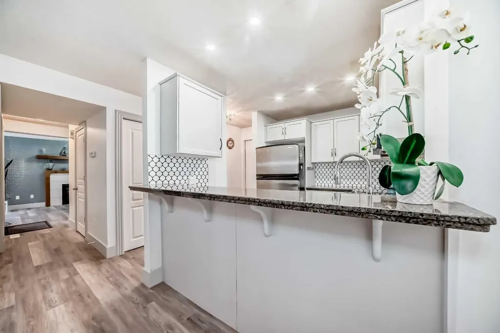 36 Glamis Green SW Calgary AB T3E6V1