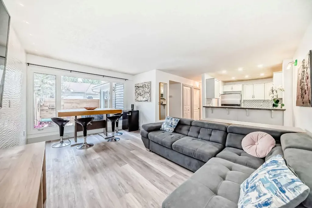 36 Glamis Green SW Calgary AB T3E6V1