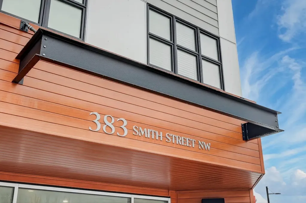 383 Smith Street NW Calgary AB T3B 6J9