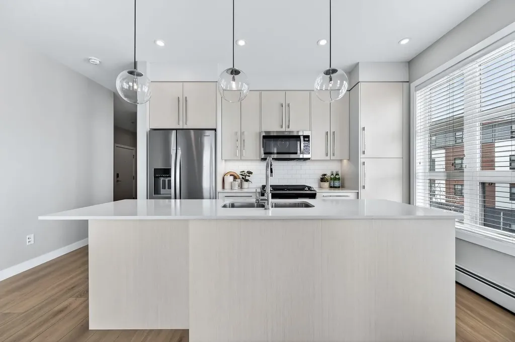 383 Smith Street NW Calgary AB T3B 6J9