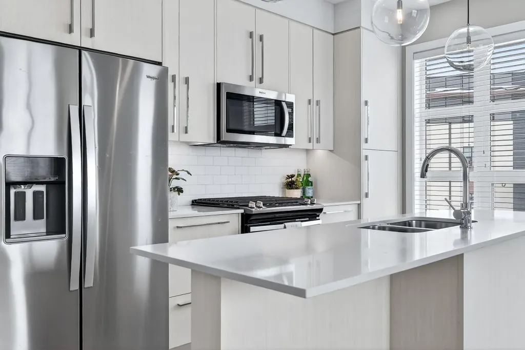 383 Smith Street NW Calgary AB T3B 6J9