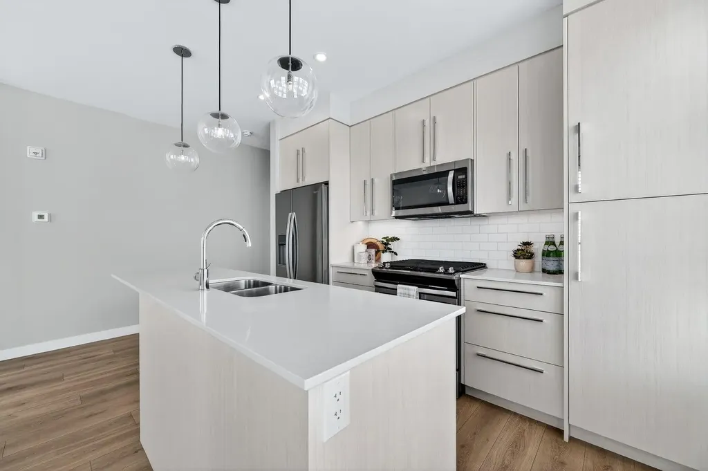 383 Smith Street NW Calgary AB T3B 6J9