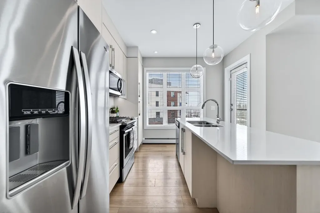 383 Smith Street NW Calgary AB T3B 6J9