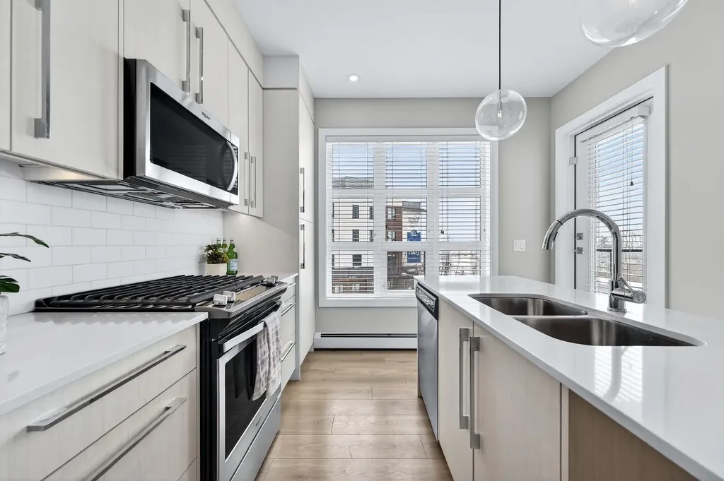 383 Smith Street NW Calgary AB T3B 6J9