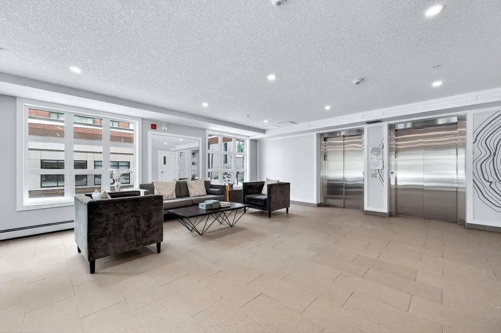 383 Smith Street NW Calgary AB T3B 6J9