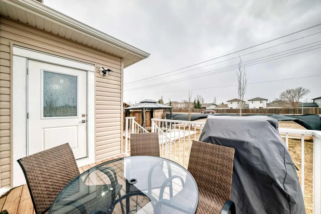 753 Edgefield Crescent Strathmore AB T1P 1H5