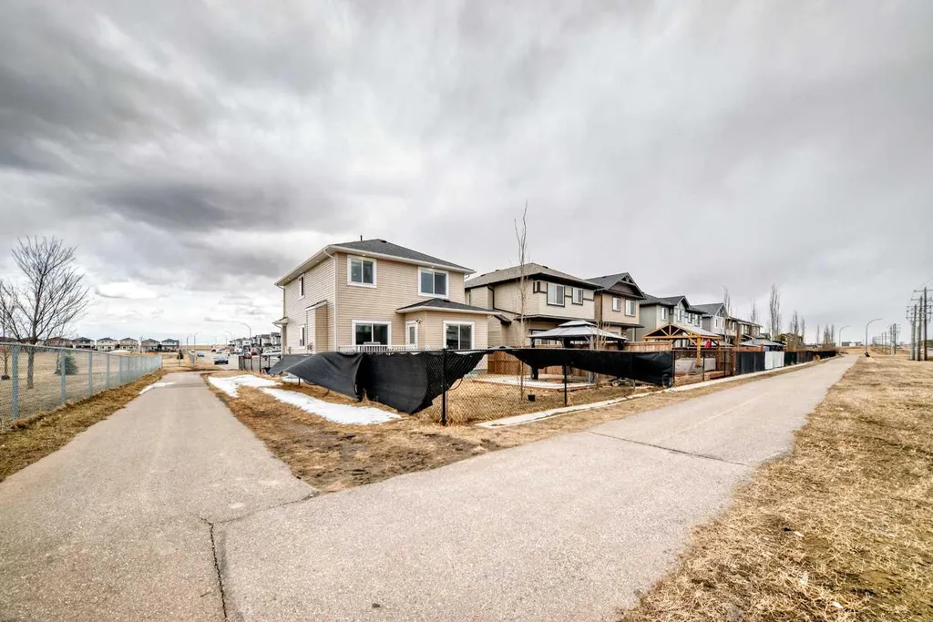 753 Edgefield Crescent Strathmore AB T1P 1H5