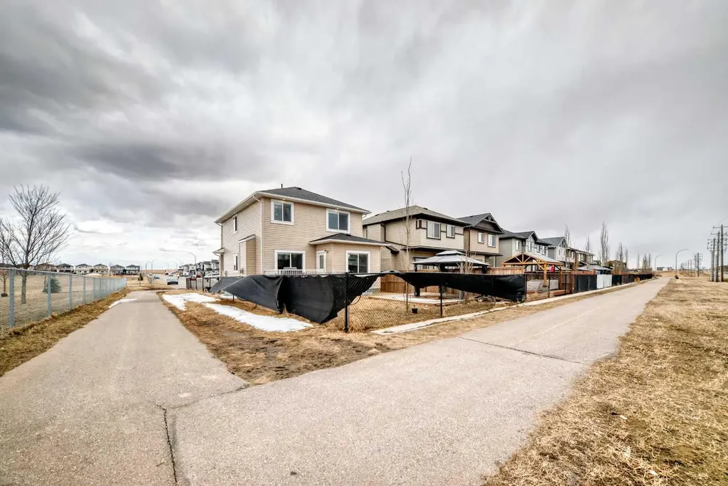 753 Edgefield Crescent Strathmore AB T1P 1H5