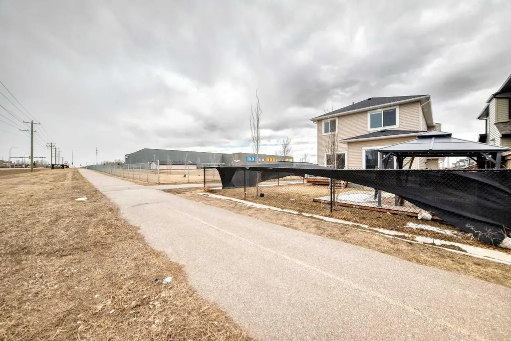 753 Edgefield Crescent Strathmore AB T1P 1H5