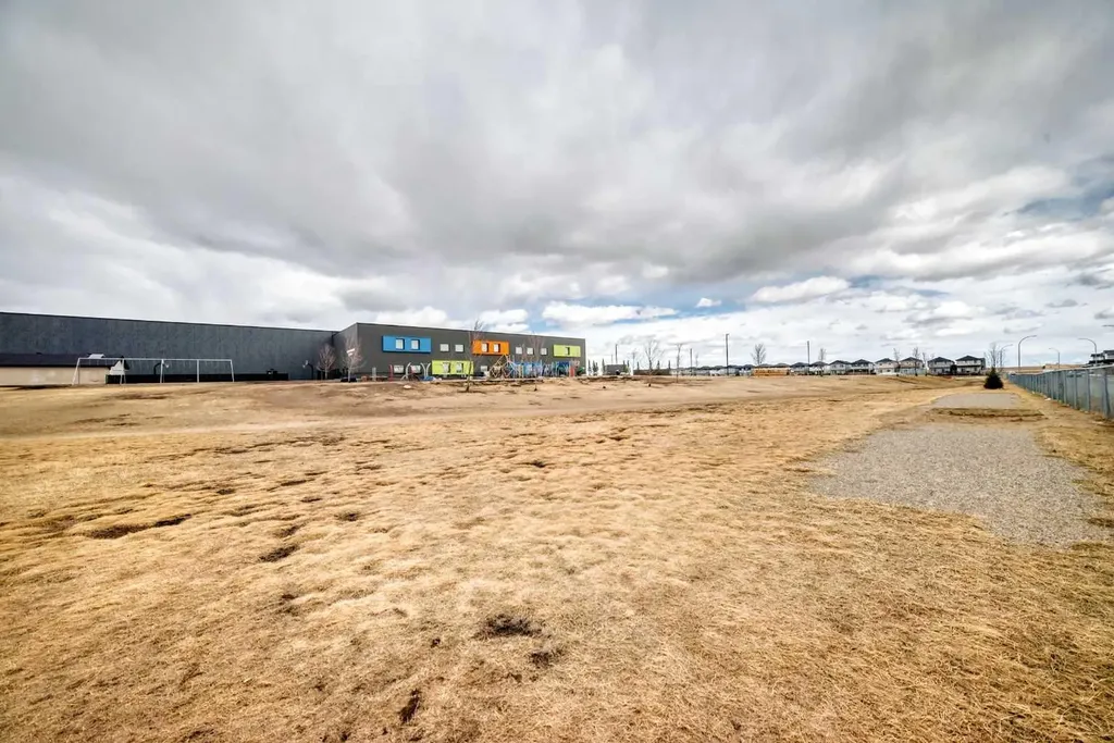753 Edgefield Crescent Strathmore AB T1P 1H5