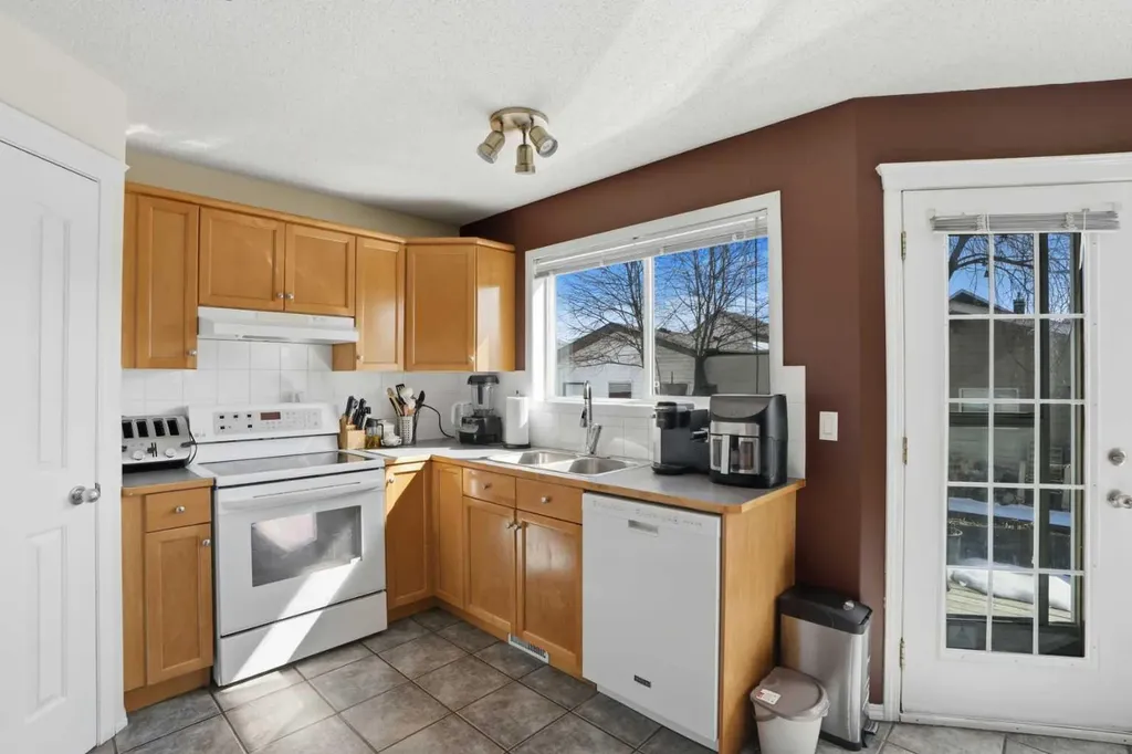 155 Tarington Green NE Calgary AB T3J 3X3