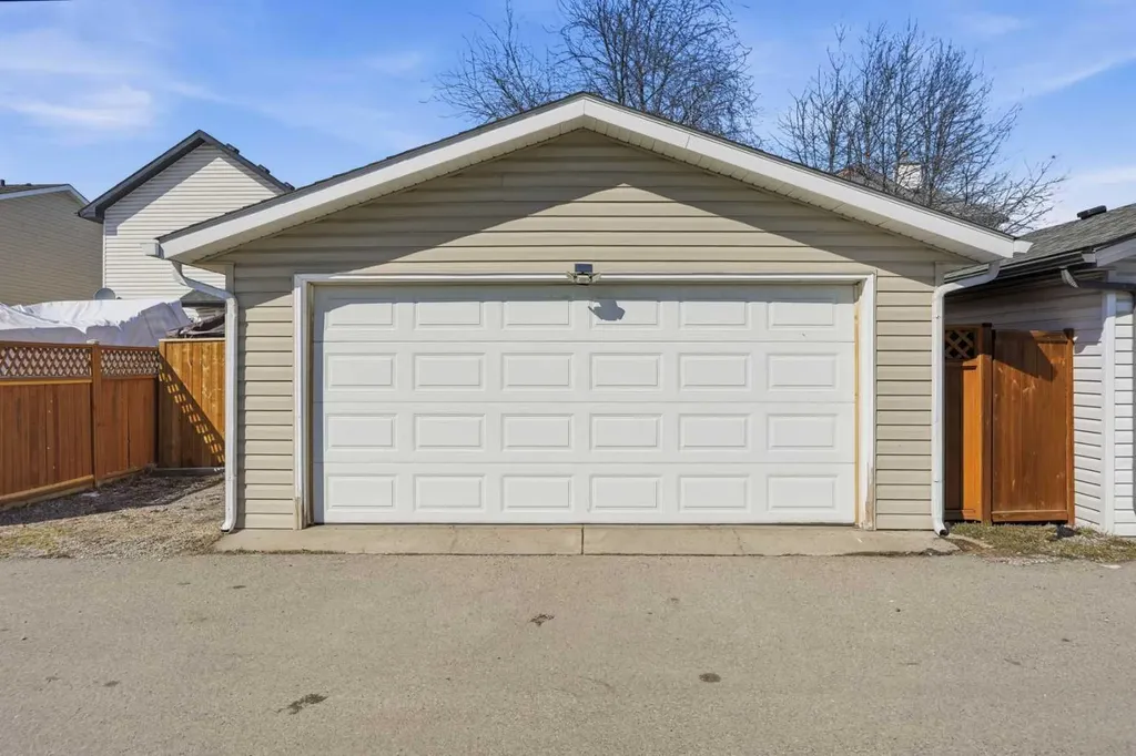 155 Tarington Green NE Calgary AB T3J 3X3