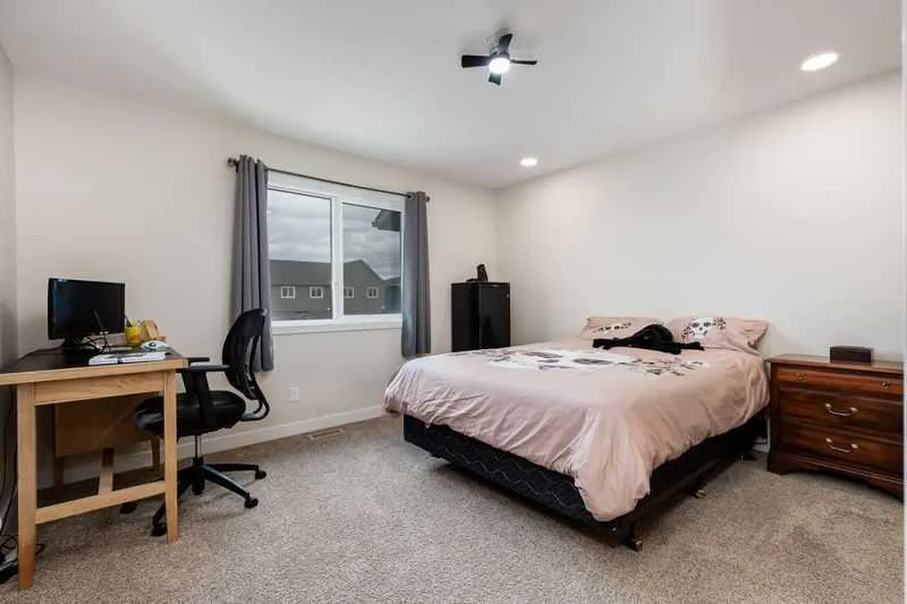 100 Langwell Common SE Airdrie AB T4A 3P4