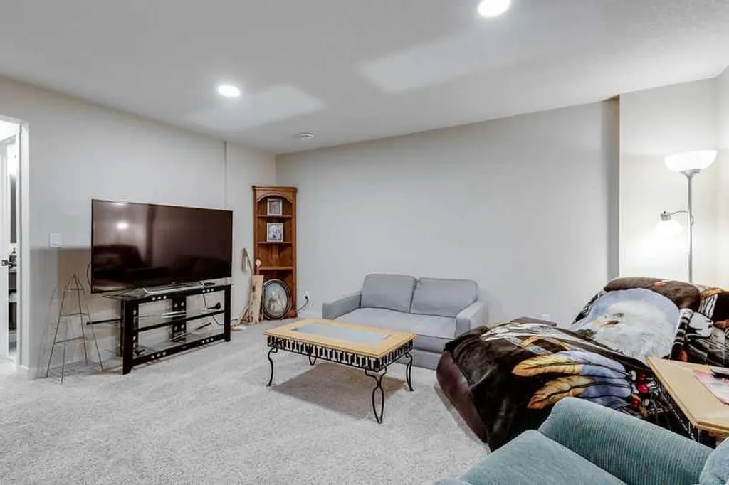 100 Langwell Common SE Airdrie AB T4A 3P4