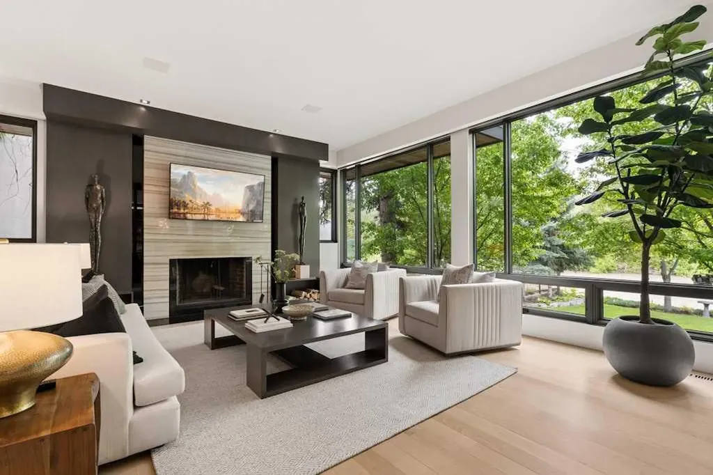 934 Rideau Road SW Calgary AB T2S 0R6
